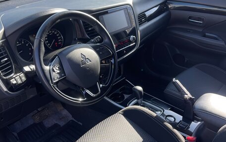 Mitsubishi Outlander III рестайлинг 3, 2021 год, 3 000 000 рублей, 3 фотография