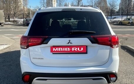 Mitsubishi Outlander III рестайлинг 3, 2021 год, 3 000 000 рублей, 10 фотография