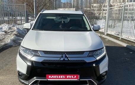 Mitsubishi Outlander III рестайлинг 3, 2021 год, 3 000 000 рублей, 12 фотография