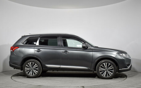 Mitsubishi Outlander III рестайлинг 3, 2018 год, 2 399 000 рублей, 4 фотография