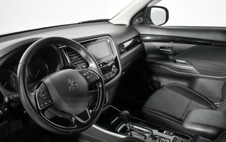 Mitsubishi Outlander III рестайлинг 3, 2018 год, 2 399 000 рублей, 9 фотография