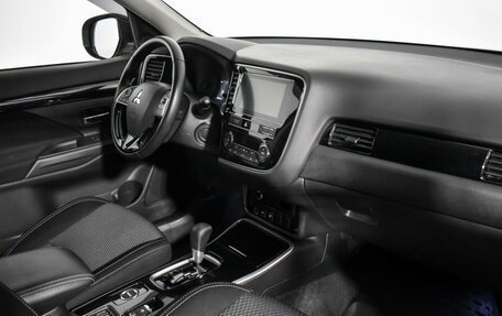 Mitsubishi Outlander III рестайлинг 3, 2018 год, 2 399 000 рублей, 13 фотография