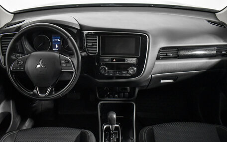 Mitsubishi Outlander III рестайлинг 3, 2018 год, 2 399 000 рублей, 15 фотография