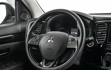 Mitsubishi Outlander III рестайлинг 3, 2018 год, 2 399 000 рублей, 14 фотография