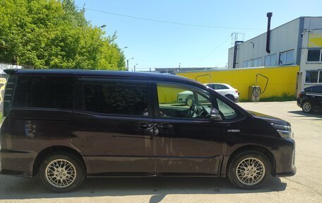 Toyota Voxy III, 2016 год, 2 050 000 рублей, 4 фотография