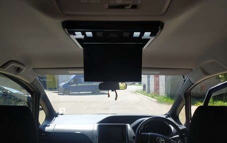 Toyota Voxy III, 2016 год, 2 050 000 рублей, 11 фотография