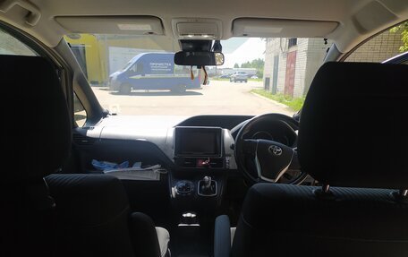 Toyota Voxy III, 2016 год, 2 050 000 рублей, 10 фотография