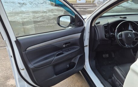 Mitsubishi Outlander III рестайлинг 3, 2014 год, 1 600 000 рублей, 25 фотография