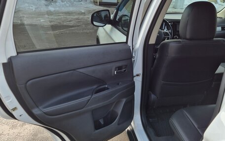 Mitsubishi Outlander III рестайлинг 3, 2014 год, 1 600 000 рублей, 24 фотография