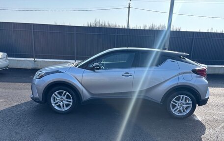 Toyota C-HR I рестайлинг, 2022 год, 2 850 000 рублей, 2 фотография