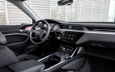 Audi e-tron Sportback I, 2020 год, 4 980 000 рублей, 13 фотография