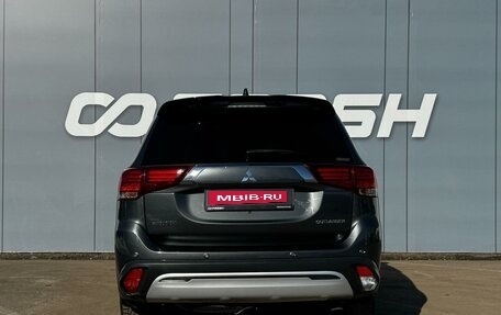 Mitsubishi Outlander III рестайлинг 3, 2018 год, 2 999 000 рублей, 4 фотография