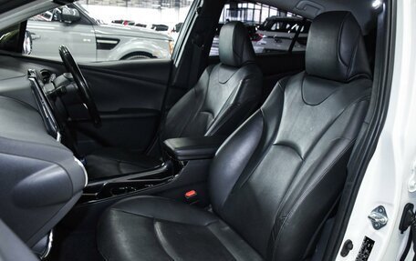 Toyota Prius IV XW50, 2017 год, 2 299 000 рублей, 8 фотография