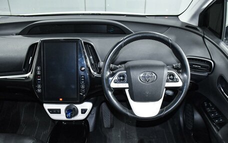 Toyota Prius IV XW50, 2017 год, 2 299 000 рублей, 13 фотография