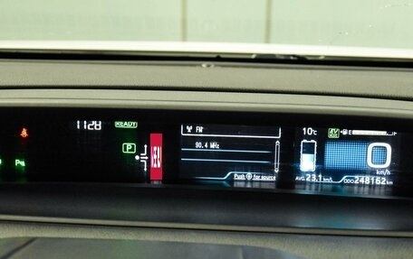 Toyota Prius IV XW50, 2017 год, 2 299 000 рублей, 15 фотография