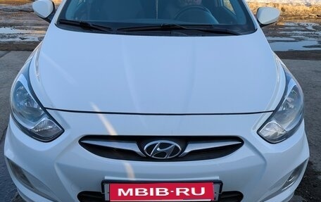 Hyundai Solaris II рестайлинг, 2012 год, 800 000 рублей, 1 фотография