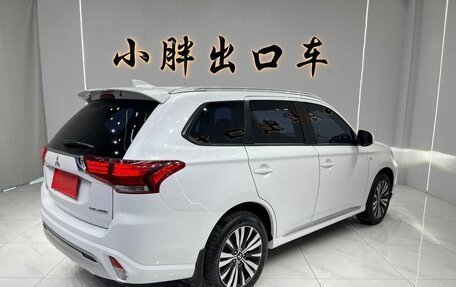 Mitsubishi Outlander III рестайлинг 3, 2021 год, 1 984 000 рублей, 2 фотография