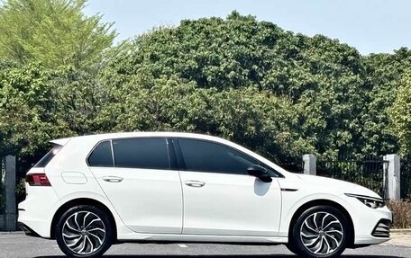 Volkswagen Golf VIII, 2022 год, 2 050 000 рублей, 5 фотография