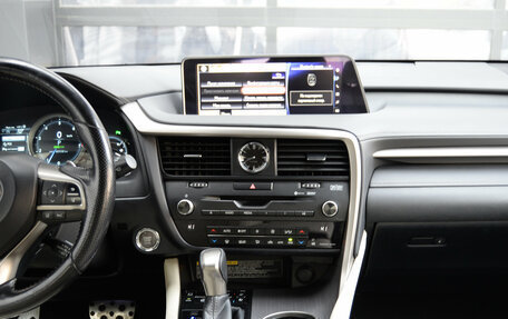 Lexus RX IV рестайлинг, 2017 год, 3 990 000 рублей, 12 фотография