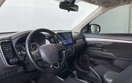 Mitsubishi Outlander III рестайлинг 3, 2017 год, 1 890 000 рублей, 11 фотография