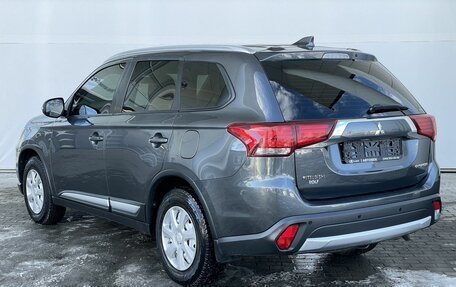 Mitsubishi Outlander III рестайлинг 3, 2017 год, 1 890 000 рублей, 8 фотография