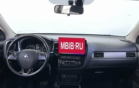 Mitsubishi Outlander III рестайлинг 3, 2017 год, 1 890 000 рублей, 13 фотография