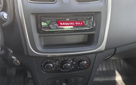 Renault Logan II, 2017 год, 800 000 рублей, 6 фотография