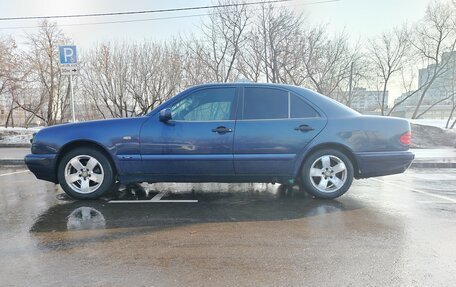 Mercedes-Benz E-Класс, 1998 год, 450 000 рублей, 2 фотография