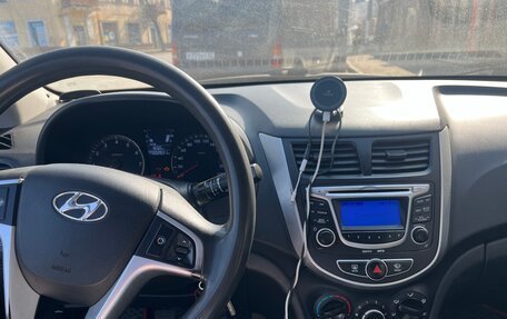 Hyundai Solaris II рестайлинг, 2011 год, 490 000 рублей, 5 фотография