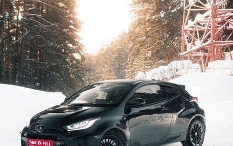 Toyota Yaris, 2021 год, 4 300 000 рублей, 2 фотография