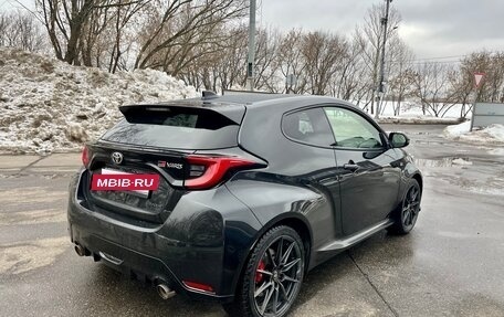 Toyota Yaris, 2021 год, 4 300 000 рублей, 9 фотография