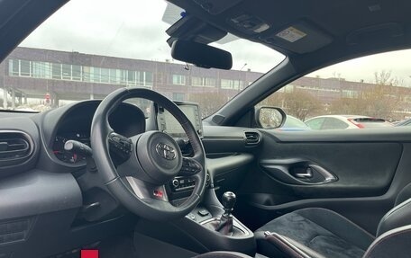 Toyota Yaris, 2021 год, 4 300 000 рублей, 10 фотография