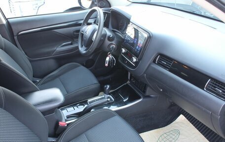 Mitsubishi Outlander III рестайлинг 3, 2021 год, 2 200 000 рублей, 12 фотография