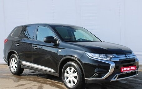 Mitsubishi Outlander III рестайлинг 3, 2021 год, 2 200 000 рублей, 3 фотография