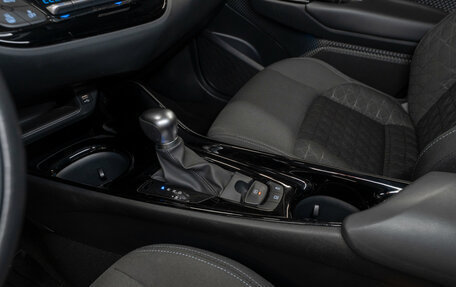 Toyota C-HR I рестайлинг, 2020 год, 2 490 000 рублей, 13 фотография