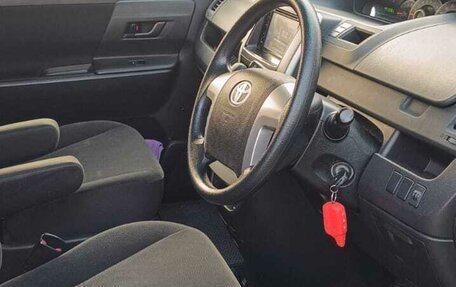 Toyota Voxy II, 2012 год, 1 395 000 рублей, 4 фотография