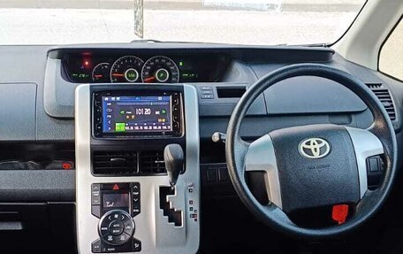 Toyota Voxy II, 2012 год, 1 395 000 рублей, 8 фотография
