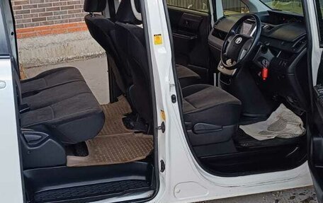 Toyota Voxy II, 2012 год, 1 395 000 рублей, 14 фотография