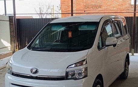 Toyota Voxy II, 2012 год, 1 395 000 рублей, 5 фотография