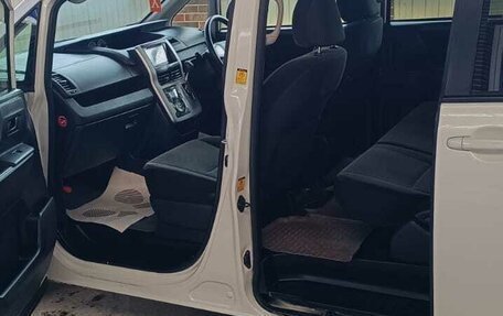 Toyota Voxy II, 2012 год, 1 395 000 рублей, 15 фотография