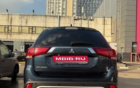 Mitsubishi Outlander III рестайлинг 3, 2021 год, 2 990 000 рублей, 4 фотография