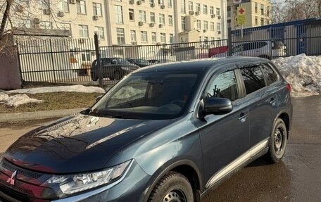 Mitsubishi Outlander III рестайлинг 3, 2021 год, 2 990 000 рублей, 2 фотография