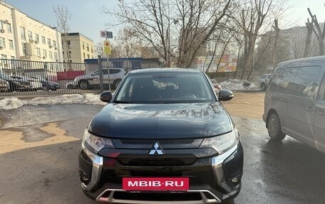 Mitsubishi Outlander III рестайлинг 3, 2021 год, 2 990 000 рублей, 13 фотография