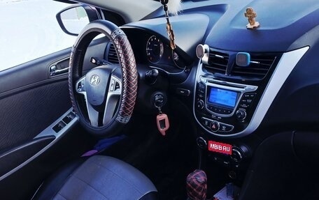 Hyundai Solaris II рестайлинг, 2012 год, 700 000 рублей, 3 фотография