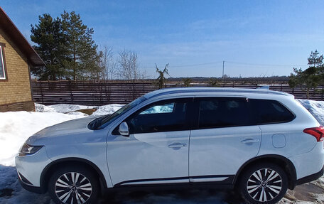 Mitsubishi Outlander III рестайлинг 3, 2021 год, 2 550 000 рублей, 7 фотография