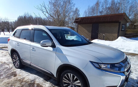 Mitsubishi Outlander III рестайлинг 3, 2021 год, 2 550 000 рублей, 4 фотография