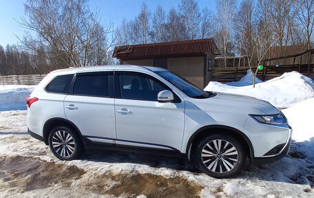 Mitsubishi Outlander III рестайлинг 3, 2021 год, 2 550 000 рублей, 5 фотография