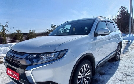 Mitsubishi Outlander III рестайлинг 3, 2021 год, 2 550 000 рублей, 3 фотография