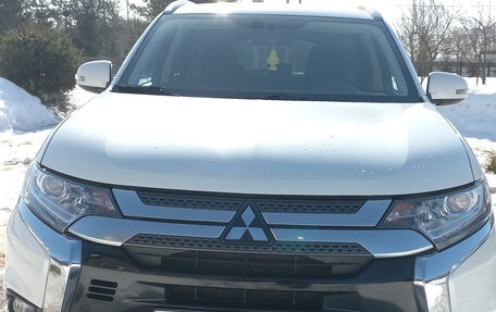 Mitsubishi Outlander III рестайлинг 3, 2021 год, 2 550 000 рублей, 6 фотография