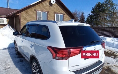 Mitsubishi Outlander III рестайлинг 3, 2021 год, 2 550 000 рублей, 10 фотография